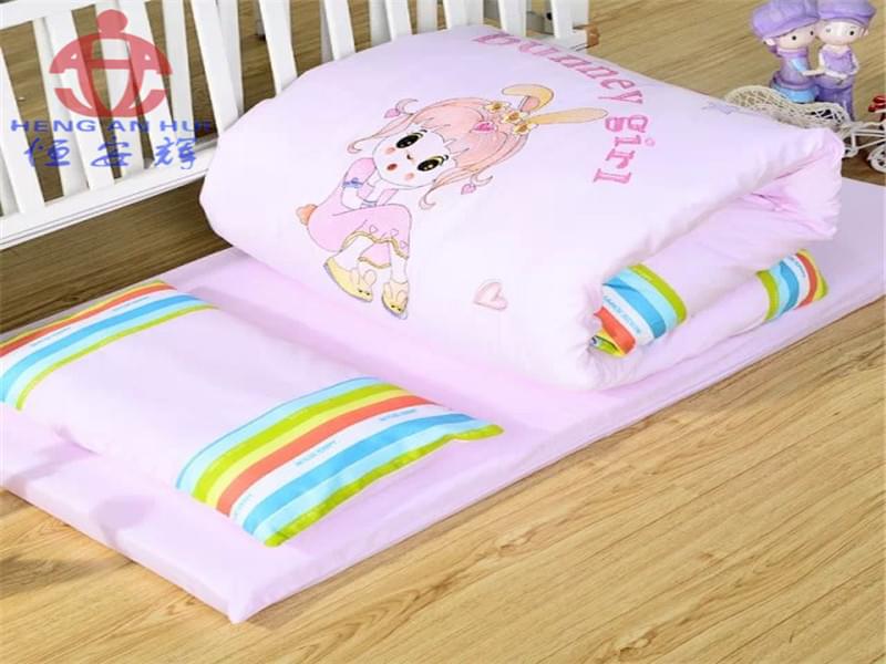 幼儿园床上用品 兔宝宝女孩