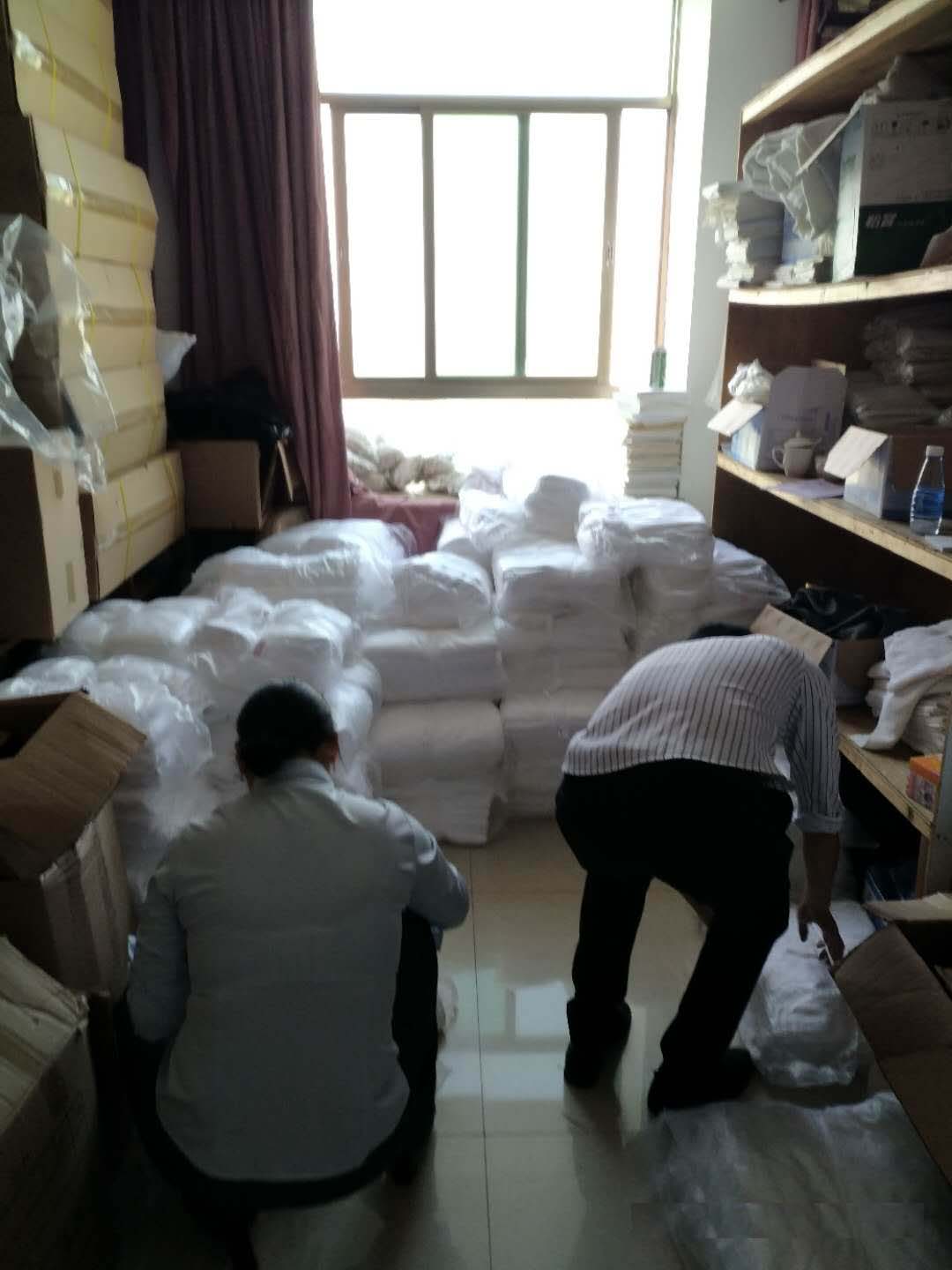 整理酒店布草定制厂家的货物